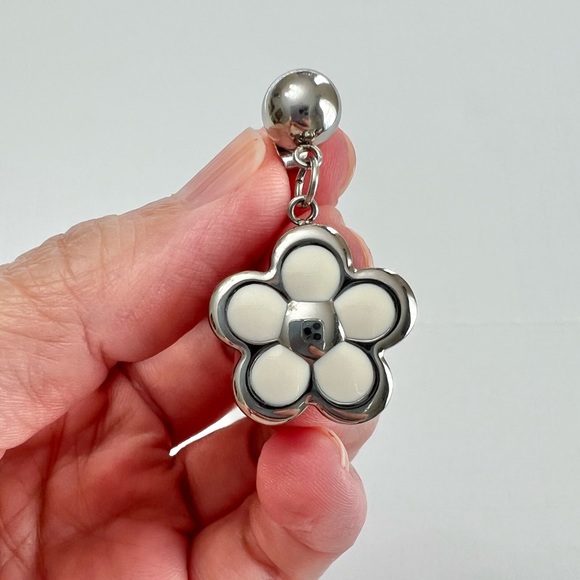 Stainless Steel Flower posts Earrings - Picture 3 of 10